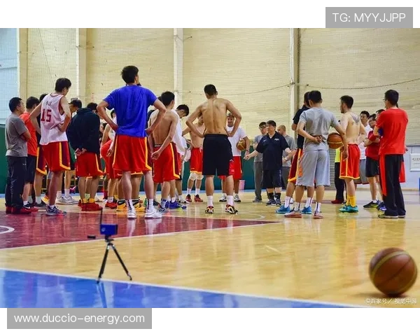 球队战术演练提升默契，新赛季备战状态回暖，竞争力增强